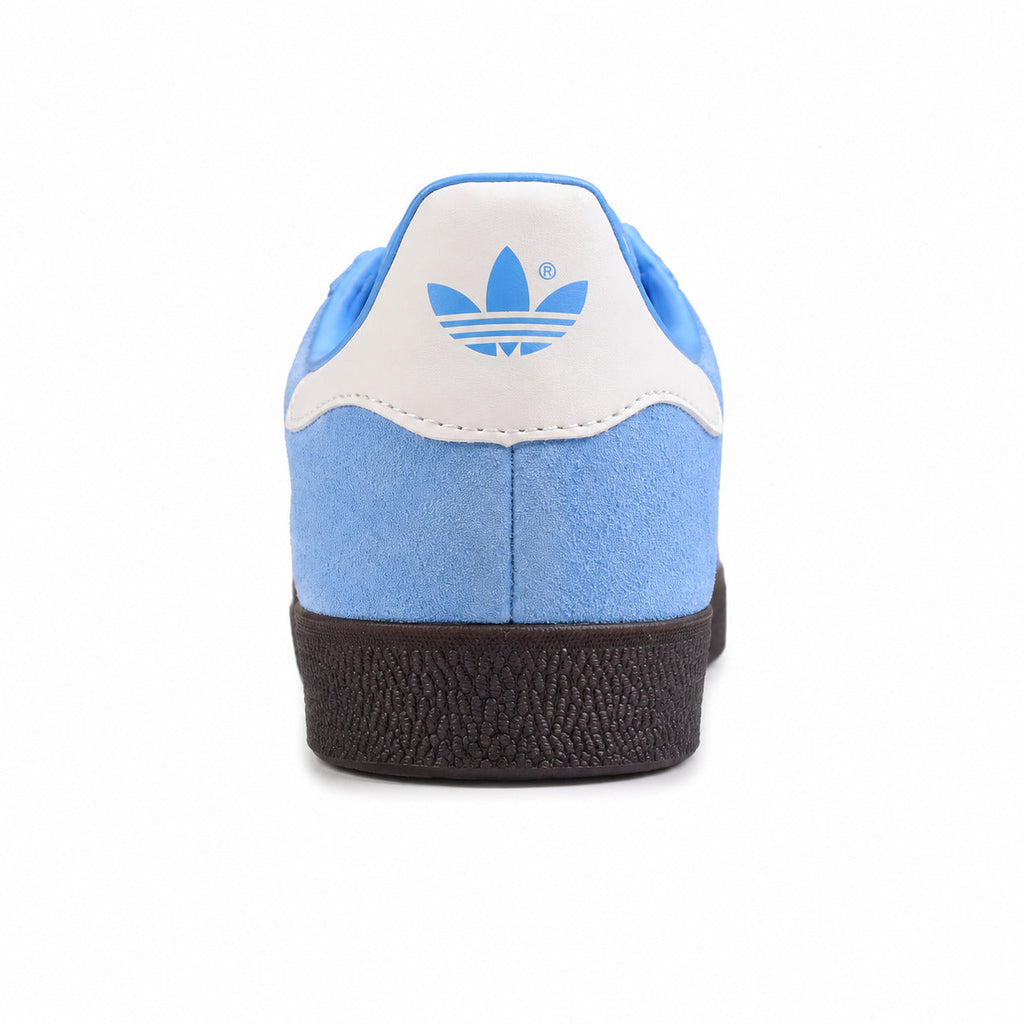Adidas Gazelle azul cielo blanco detalle talón logo trefoil