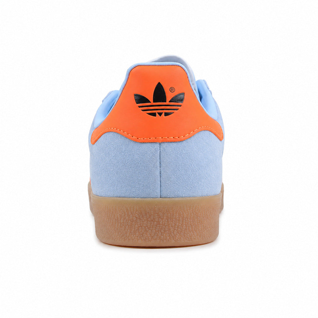 Adidas Gazelle azul cielo negro naranja detalle talón contrastante