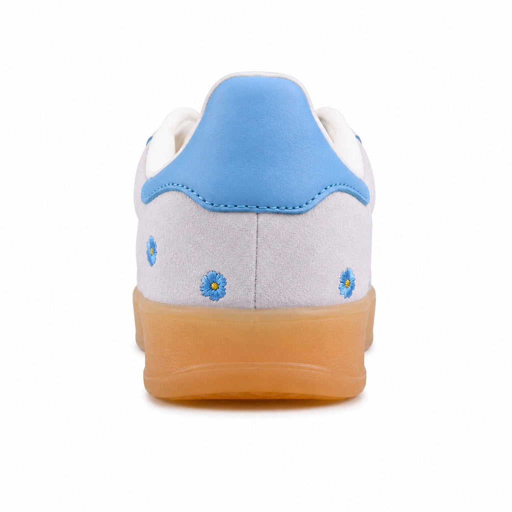 Adidas Gazelle Bold ante gris detalle talón azul flores bordadas