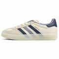 Adidas Gazelle crema azul marino suela crema lateral izquierda