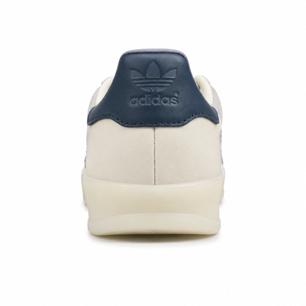 Adidas Gazelle crema detalle talón azul marino suela crema
