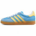 Adidas Gazelle Indoor azul cielo amarillo lateral izquierda suela goma
