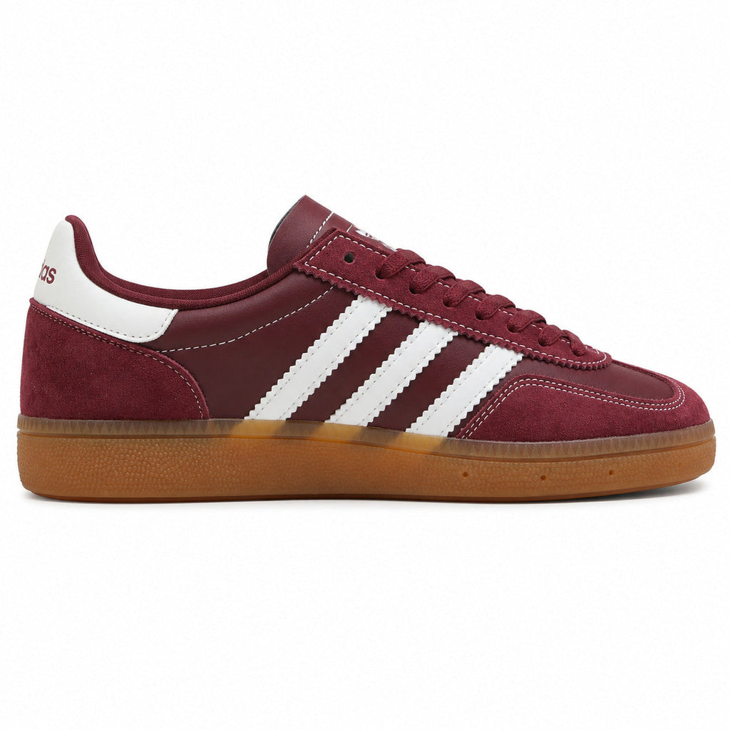 Adidas Handball Spezial x Sporty Rich burdeos cuero ante bandas blancas suela goma caramelo perfil derecho