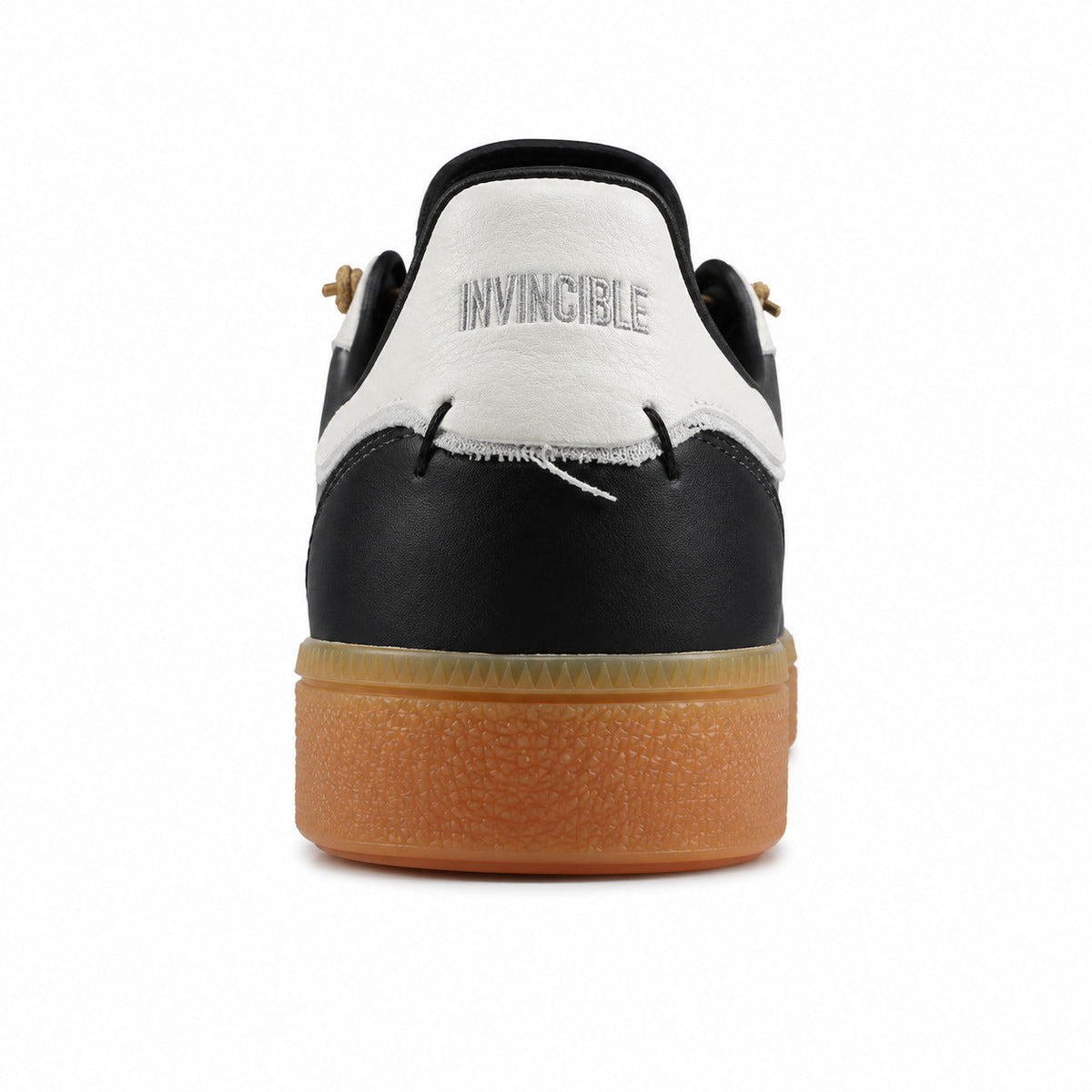 Adidas Handball Spezial x Invincible detalle talón bordado Invincible crema