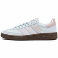 Adidas Handball Spezial x Kith azul hielo rosa polvo lateral izquierdo suela goma