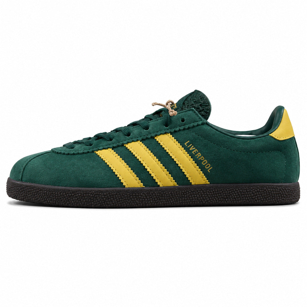 Adidas Liverpool verde ante, franjas amarillas y suela negra, lateral exterior