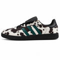Adidas Samba LT x Stüssy estampado vaca verde negro lateral izquierdo
