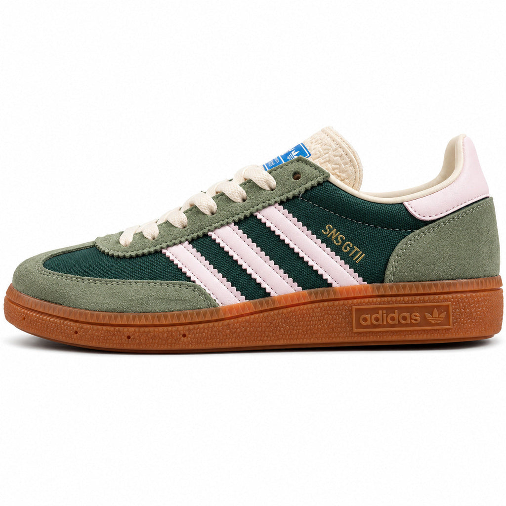 Adidas SNS GT II verde oliva bandas rosa palo collarín sherpa suela goma perfil izquierdo