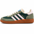Adidas SNS GT II verde oliva bandas rosa palo collarín sherpa suela goma perfil izquierdo