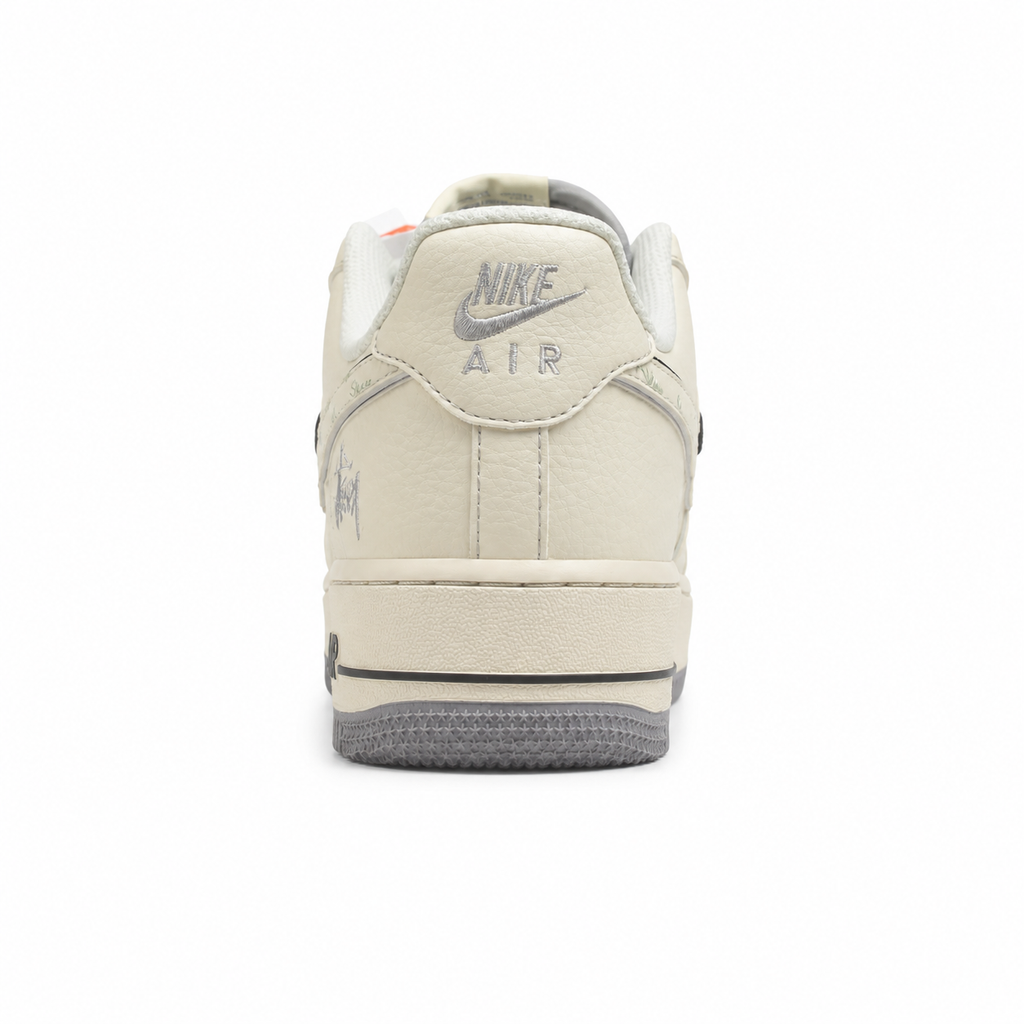 Nike Air Force 1 Low x Stussy beige gris talón detalle bordado