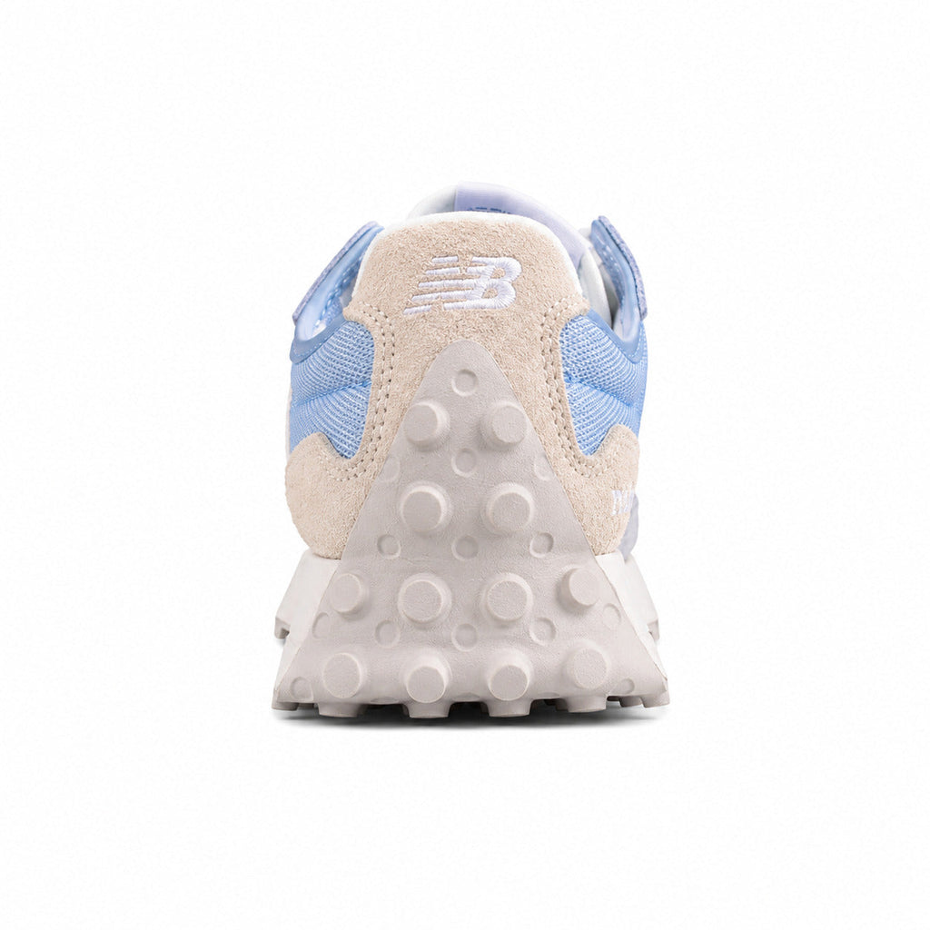 New Balance 327 azul claro y gris, detalle talón ante crema y suela blanca