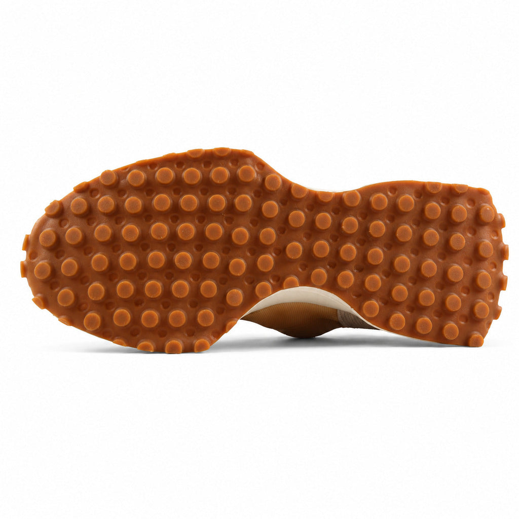 New Balance 327 beige, suela goma caramelo con tacos vista inferior