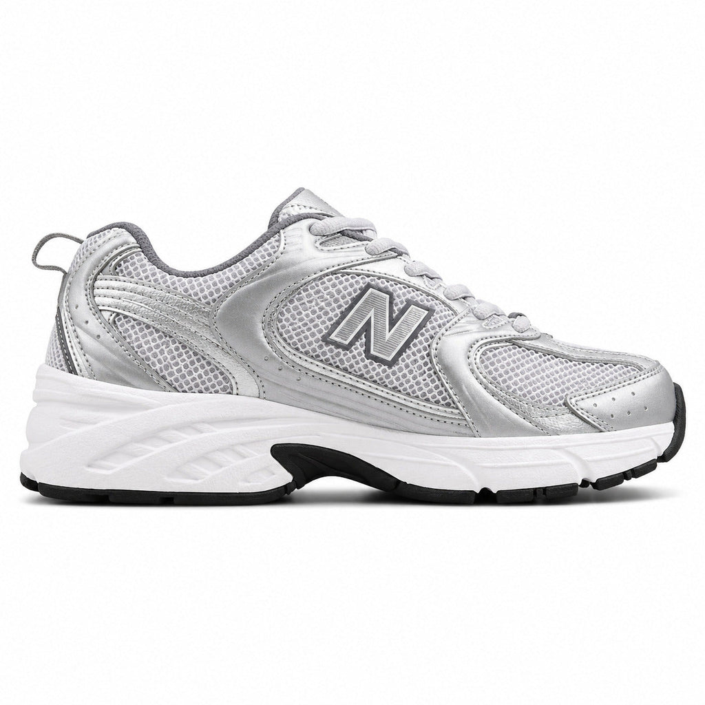 New Balance 530 plata metalizado vista lateral derecha