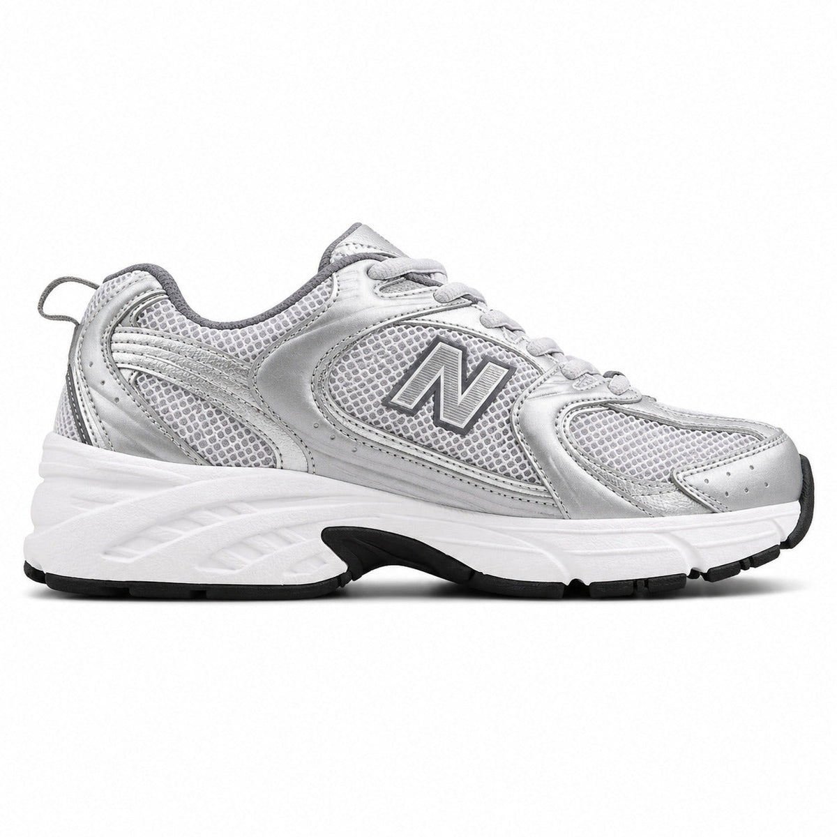 New Balance 530 plata metalizado vista lateral derecha