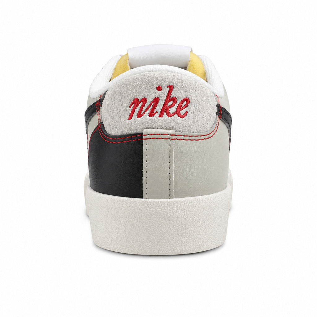 Nike Blazer Low 77 PRM Swoosh 50th beige detalle talón bordado rojo