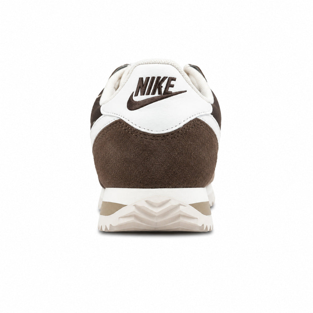 Nike Cortez marrón ante blanco detalle talón
